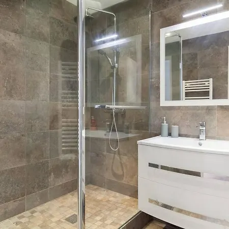Modern 2 Bedrooms In The Centre Apartment