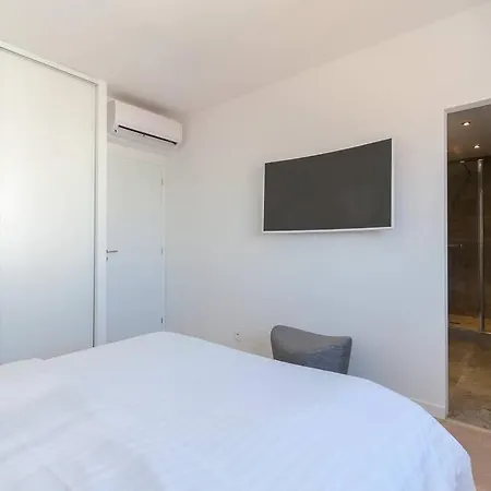 Modern 2 Bedrooms In The Centre *